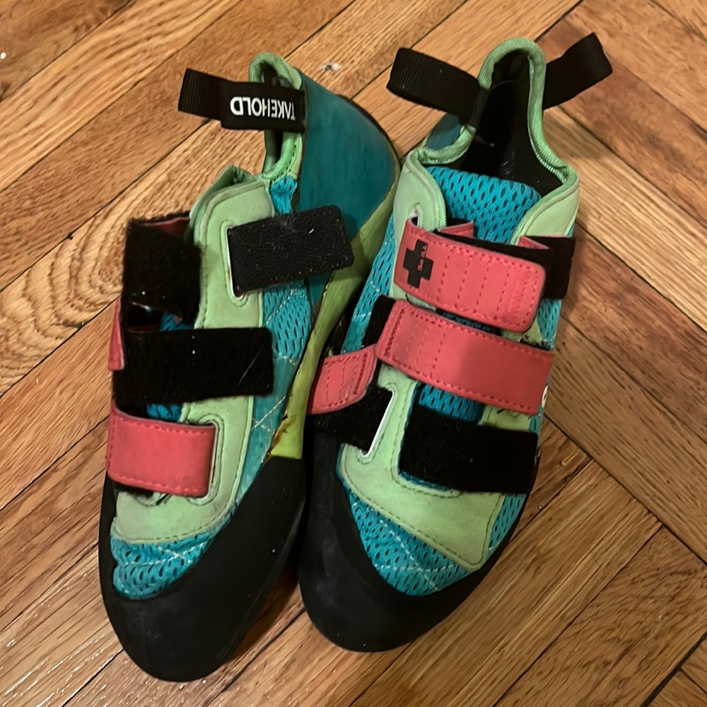 US WOMENS 8.5 climbing shoes